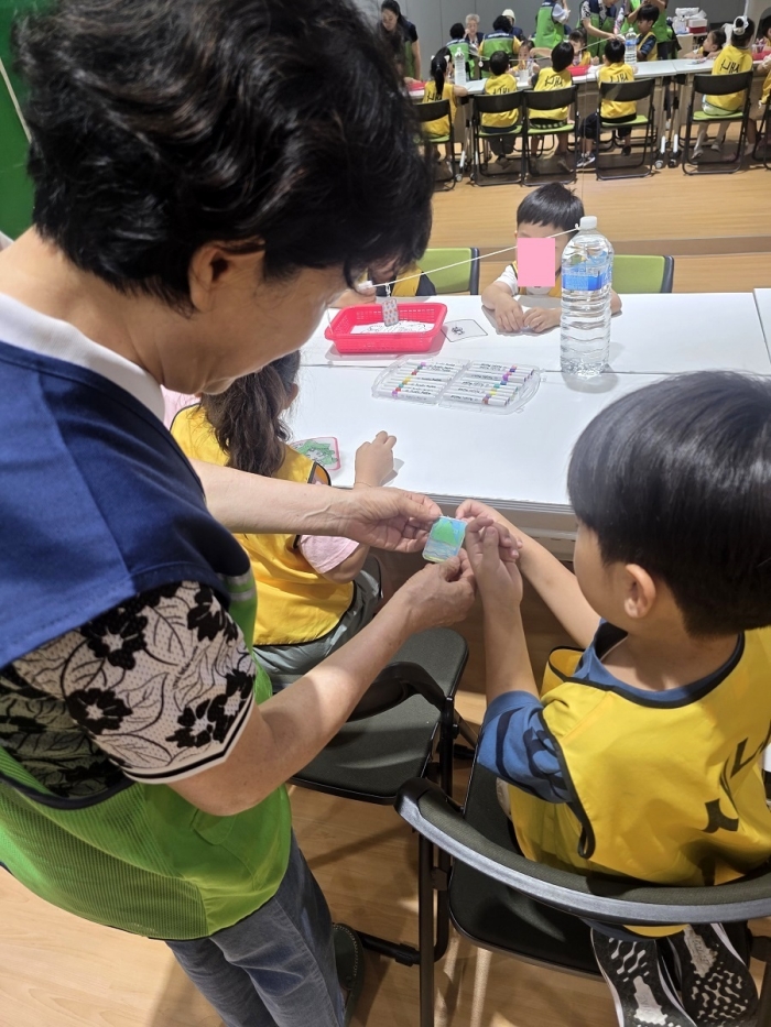 서대문구 북가좌2동 어린이와 어르신이 함께하는 만들기 체험 '흐뭇'