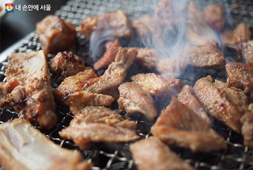 풍미 작렬! 언제 먹어도 맛있는 숯불돼지갈비