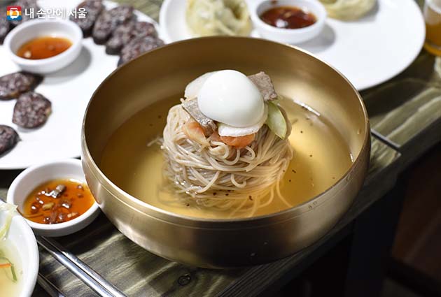 여름이 아니어도 좋다! 시원한 냉면 한 그릇