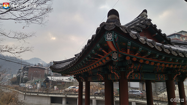 정자 아래 스릴 넘치는 역사의 물결이 흐르네